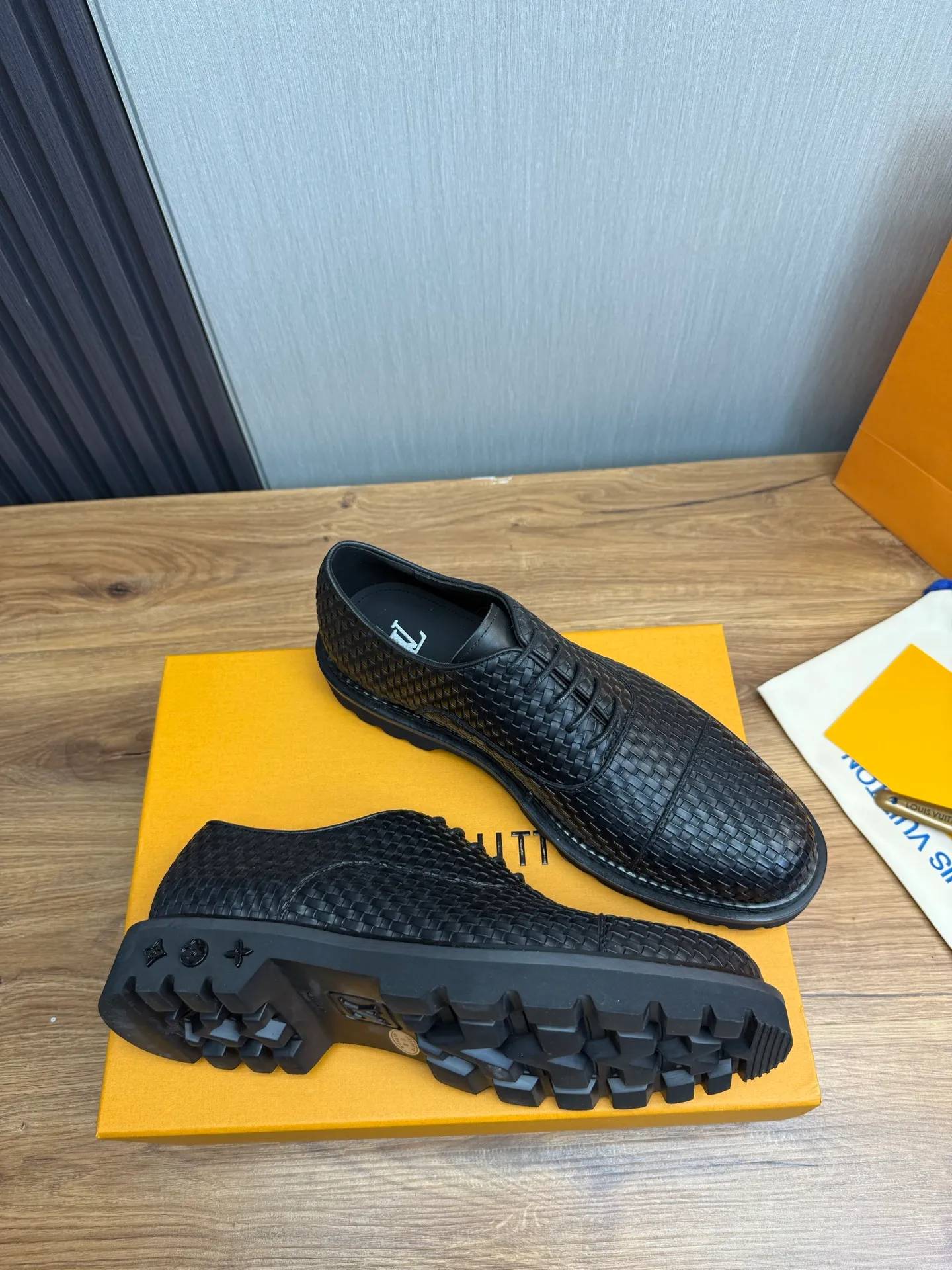 Men's shoes 💰900💰 LV. Men's casual lace-up leather shoes, the latest hot style 🔥 1:1 original purchase quality, top quality goods ⬆️The upper is imported open-edge beaded cowhide, cowhide, and cow suede. The hand-made three-dimensional stitching highlights the round toe design. The inner foot pads are all imported cowhide, with the original wear-resistant foam outsole, matching code 39-44, (38, 45 custom-made, non-refundable)